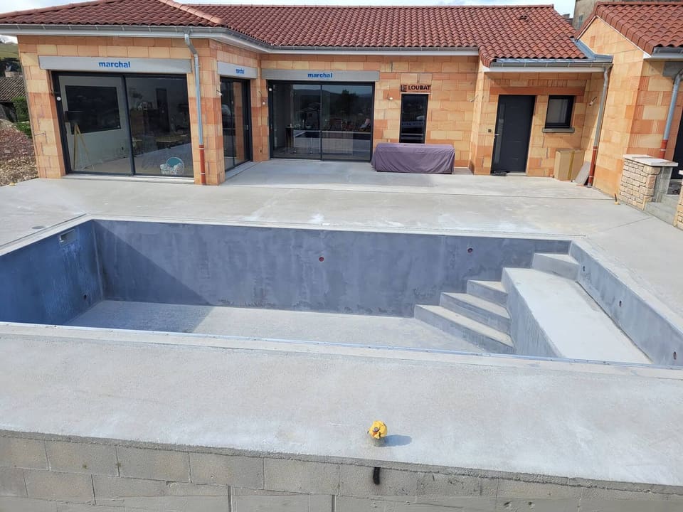 Bassin de piscine en béton